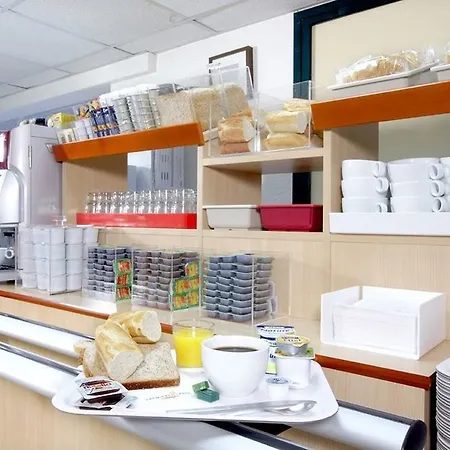 Отель Premiere Classe Poitiers Futuroscope - *